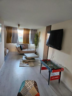 Modern Cozy central beautiful and Stylish 2 bed house with Smart TV Sleeps up to 6